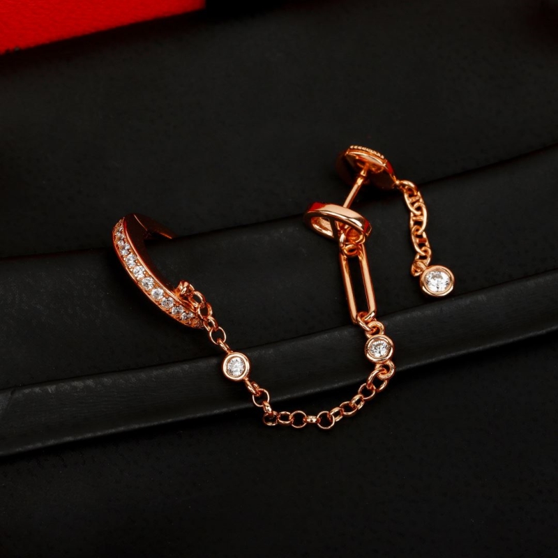 H**me5 earrings
